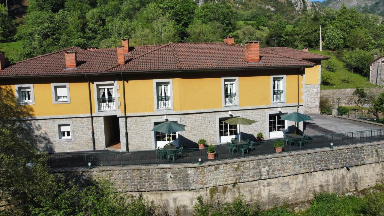 Hotel Y Apartamentos La Lonja Onís Exteriör bild